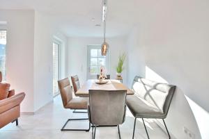 a dining room with a table and chairs at Haus Oberdeck 1 in Scharbeutz