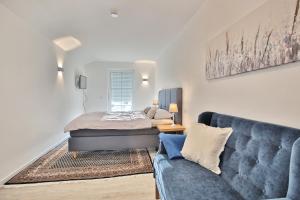 a living room with a bed and a couch at Haus Oberdeck 1 in Scharbeutz