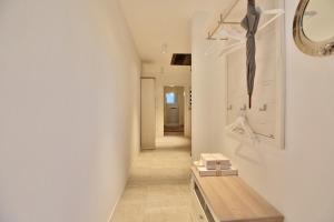 a hallway with white walls and a bench in a room at Haus Oberdeck 1 in Scharbeutz +38 photos