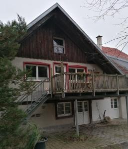 una casa con una terraza a un lado en Spehnerhof en Vogt