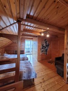pokój z 2 łóżkami piętrowymi w drewnianym domku w obiekcie Apartament Rita w mieście Godziszka