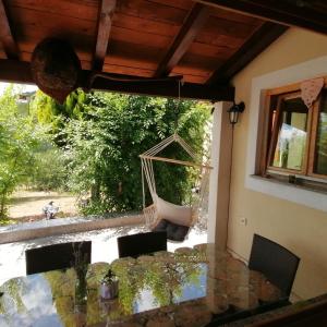 patio z hamakiem, stołem i krzesłami w obiekcie Holiday house Dol w mieście Cerovlje