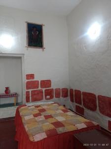 una camera con un letto con una trapunta sopra di Flying House Hostel ad Arequipa