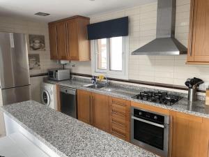 Kuchyňa alebo kuchynka v ubytovaní 4+2 beds apartment in VillaMartin, Torrevieja