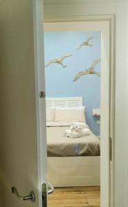 een slaapkamer met een bed met vogels aan de muur bij Colibrì a Piazza Dante in Napels