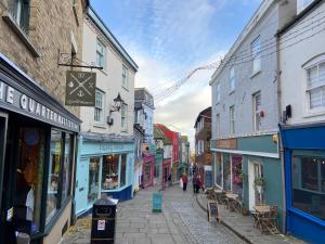 una calle de la ciudad con gente caminando por la calle en 3BD Coastal Retreat with Spectacular Sea Views, en Folkestone