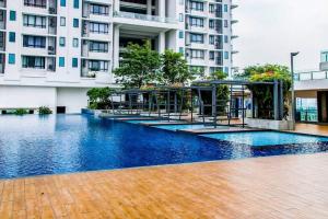 uma piscina em frente a um edifício em -Near Sunway Pyramid- 2Bedroom 2Bathroom- em Subang Jaya