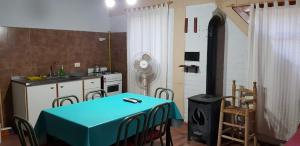 cocina con mesa y mantel azul en DORMIS La Faustina en San Rafael