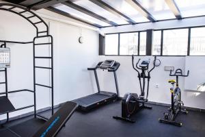 un gimnasio con dos máquinas de correr y una escalera en Coccoloba Suites Corralejo en Corralejo