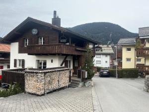 uma casa ao lado de uma rua em Gäuggeliweg 36, Klosters em Klosters