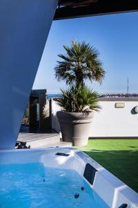 Bazén v ubytovaní Coccoloba Suites Corralejo alebo v jeho blízkosti