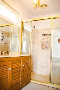 a bathroom with a shower and a sink at 带浴室和步入式衣柜的舒适主卧Master bedroom with Shower room in Forest Hill