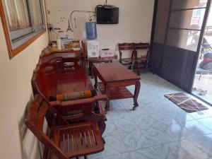 um quarto com uma mesa e cadeiras e uma televisão em โฮมสเตย์ยายสฤษดิ์ (ซอย 17 ล่าง) em Chiang Khan