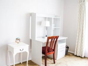 a desk and a chair next to a white desk at 带浴室和步入式衣柜的舒适主卧Master bedroom with Shower room in Forest Hill