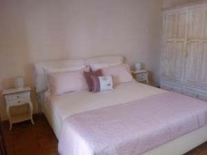 una camera da letto con un letto bianco e cuscini sopra di Stunning 1-Bed House in Castel Cellesi Italy a Bagnoregio