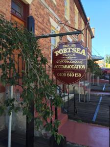 una señal para un restaurante al lado de un edificio en Portsea Place, en Hobart