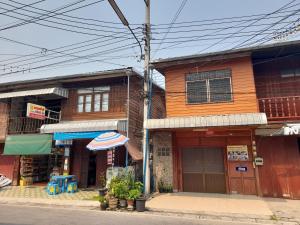 um edifício ao lado de uma rua em โฮมสเตย์ยายสฤษดิ์ (ซอย 17 ล่าง) em Chiang Khan