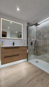 bagno con doccia, lavandino e specchio di Principado Marina Benidorm Playa Poniente a Benidorm