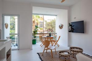 sala de estar con mesa y sillas en Isla apartment's en Tel Aviv