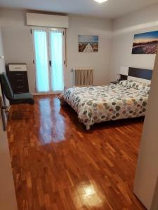 a bedroom with a bed and a wooden floor at Apartamento Jarauta 50 in Pamplona