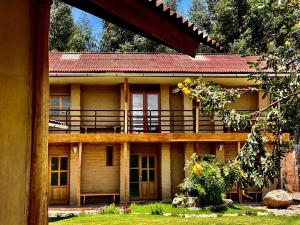 a house with a balcony on the front of it at Alojamiento Casa Yanantin de Maravilca in Concepción