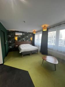 um quarto com uma cama, um banco e janelas em DayNight Sauveniere em Liège