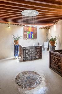 Cette chambre comprend une salle de bains pourvue de toilettes et d'un lustre. dans l'établissement House in the old Medina of Fez, à Fès al Bali