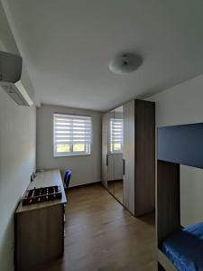 una cucina con piano cottura e forno in camera di Luxurious 2 bedroom apartment with country view a Marsaxlokk