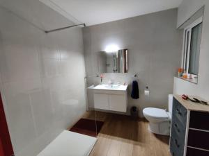 Koupelna v ubytování Luxurious 2 bedroom apartment with country view + 10 fotografií