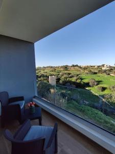 un soggiorno con una grande finestra con vista di Luxurious 2 bedroom apartment with country view a Marsaxlokk