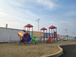 un parque infantil con toboganes coloridos en Moderna casa con piscina y cerca de la playa, en Manta