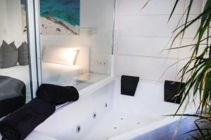 Posteľ alebo postele v izbe v ubytovaní Coccoloba Suites Corralejo