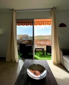 salon z kanapą i stołem oraz dużym oknem w obiekcie Sunny Halley apartament w mieście El Médano