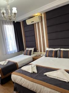 イスタンブールにあるノヴァ ローマ ホテルのベッド2台と窓が備わるホテルルームです。