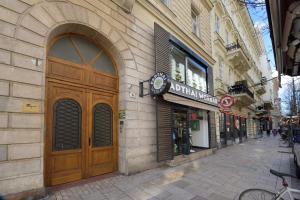 ブダペストにあるBudapest Eye Apartmentの通り側の木製の扉のある建物