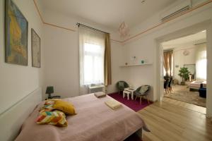 ブダペストにあるBudapest Eye Apartmentのベッドルーム(大型ベッド1台付)、リビングルームが備わります。