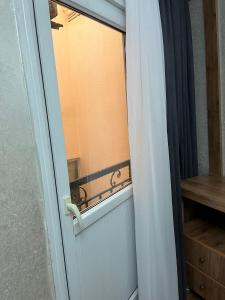 une porte avec fenêtre dans une pièce dans l'établissement Nova Roma Hotel, à Istanbul