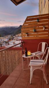 um pátio com 2 cadeiras e uma mesa na varanda em Casa Doris em San Sebastián de la Gomera