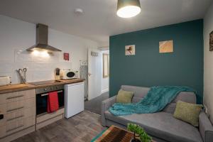 uma sala de estar com um sofá e uma cozinha em Bank Street Apartment 4 em Blackpool