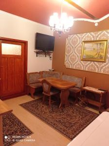 ein Wohnzimmer mit einem Tisch und einem Sofa in der Unterkunft Atlantis Apartmán 2 in Klášterec nad Ohří