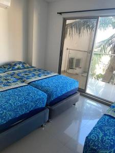 a bedroom with two beds and a large window at Apartamento en el epicentro del Carnaval in Barranquilla