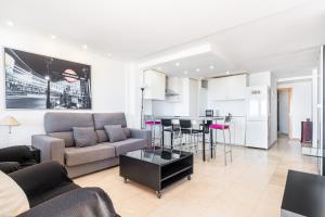 - un salon avec un canapé et une table dans l'établissement Estacha Apartment 2-L Levante Beach, à Benidorm