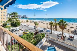 Elle comprend un balcon offrant une vue sur la plage et l'océan. dans l'établissement Estacha Apartment 2-L Levante Beach, à Benidorm