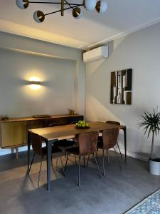 een eetkamer met een houten tafel en stoelen bij Maison Floran appartamento in centro a Trieste in Trieste