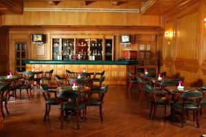 restauracja ze stołami i krzesłami oraz bar w obiekcie Solaimania Resort منتجع السليمانية w mieście Giza