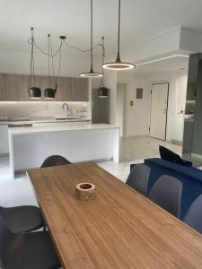Kuchyňa alebo kuchynka v ubytovaní Downtown City Apartment
