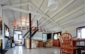 ムシチツェにあるAwesome Home In Mscice With House Sea Viewのリビングルーム(階段、テーブル、椅子付)