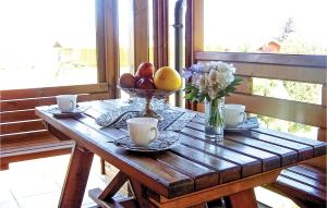 ムシチツェにあるAwesome Home In Mscice With House Sea Viewの木製テーブル(フルーツボウル1杯、カップ2杯付)