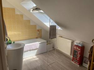 W łazience znajduje się umywalka i wanna. w obiekcie Hyper centre Cherbourg, superbe duplex de 72 m2 w mieście Cherbourg en Cotentin