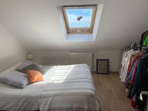 sypialnia z dużym łóżkiem i oknem w obiekcie Hyper centre Cherbourg, superbe duplex de 72 m2 w mieście Cherbourg en Cotentin